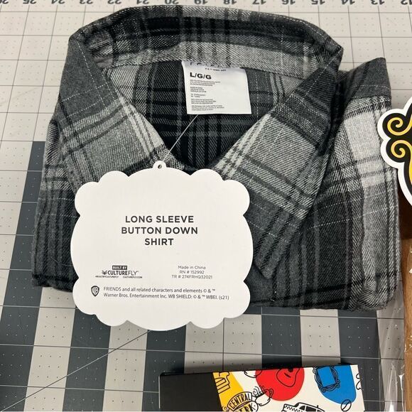 Cutterfly FRIENDS Collectors Bundle Merchandise Gift Box Button Down Shirt, Lrg - Picture 11 of 16